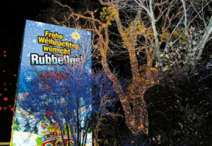 (C) Österreichische Lotterien: Der überdimensionale Adventkalender begeistert wieder am Rathausplatz.