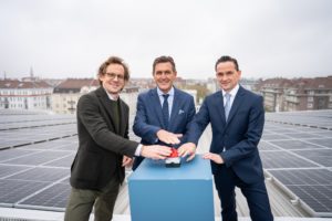 (C) David Bohmann: v.l.n.r. Wiener Stadthalle-Geschäftsführer Matthäus Zelenka, Wirtschaftsstadtrat Peter Hanke und Wien Holding-Geschäftsführer Kurt Gollowitzer geben den Startschuss für die Anlage.