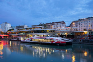 (C) Eva Kelety: Twin City Liner zeigt Flagge beim Purple Light Up Day am 3. Dezember 2022 in Wien.