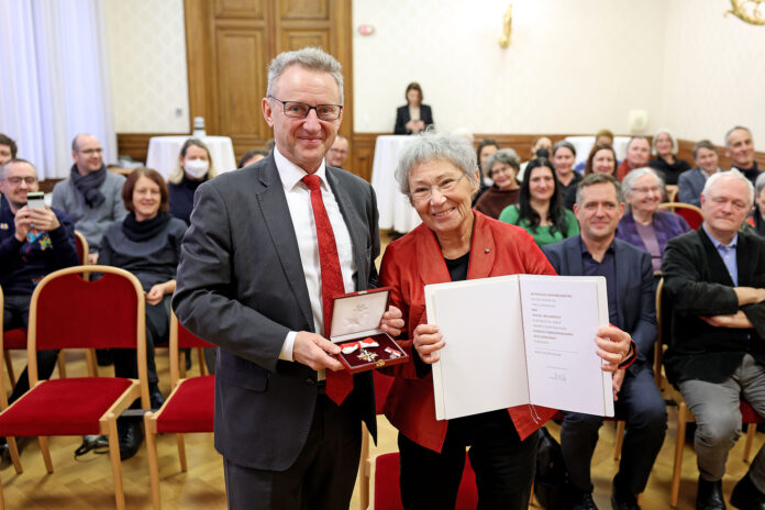 (C) PID/VOTAVA: Verleihung des Goldenen Ehrenzeichen für Verdienste um das Land Wien an Traude Apel-Kossatz, durch Landtagspräsidenten Ernst Woller.