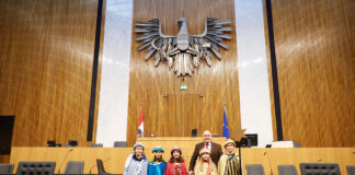 (C) Parlamentsdirektion/Thomas Topf: NR-Präsident Wolfang Sobotka mit den Sternsingern.