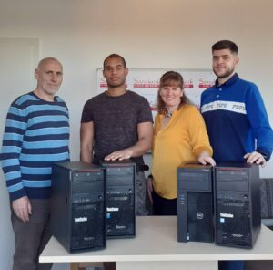 (C) Don Bosco: Michael Zikeli (Geschäftsführer Don Bosco Sozialwerk), Mitarbeiter von Franz&Sue, Regina Schmid (Geschäftsführerin Don Bosco Sozialwerk gGmbH) und Mitarbeiter von INCO. (v.l.)