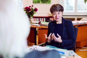 (C) Diesner: „Wo grün fehlt, müssen wir aus dem Asphalt herauskommen, so wie wir das jetzt beim Projekt Kutschkermarkt vorhaben,“ sagt Bezirksvorsteherin Silvia Nossek.