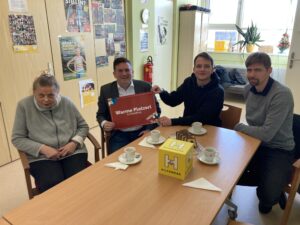 (C) Berger: Meidling hat für alle ein warmes Platzerl frei. Im Bild: Pensionistin Ilse, Wilfried Zankl, Fabio Nocchieri und Michael Eibensteiner (v.l.)