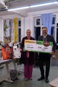 (C) café+co: Mit seiner Spende von 2.000 Euro unterstützt café+co die Designer von gabarage auf ihrer nachhaltigen Mission.