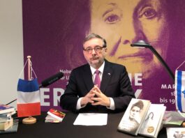(C) VHS Hietzing: Gilles Pécout, der französische Botschafter eröffnete die Lesung.