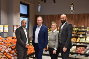 (C) BV 16: Vertriebsdirektor Hamed Moseni, Bezirksvorsteher Franz Prokop, Marktmanagerin Nermina Sabanovic, Vertriebsmanager Martin Morina