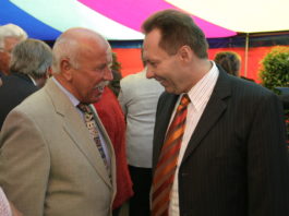 (C) Jobst Christian: Ex-Bezirkschef Hans Mentschik (l.) mit Ottakringer Amtsinhaber Franz Prokop.