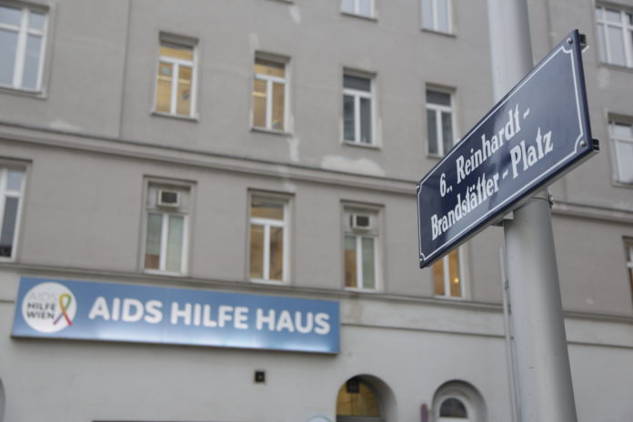 (C) Aids Hilfe Wien/Hammerschmid: Die Verkehrsfläche vor der Aids Hilfe Wien wurde nach deren Begründer Dr. Reinhardt Brandstätter benannt.