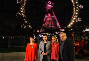 (C) Soroptimist International Austria/Gardavsky: Das Riesenrad leuchtete für die Kampagne Orange the World in orangem Licht. v.l.n.r. Präsidentin Soroptimist Club Wien Judith Mühlhauser; Bundesministerin Alma Zadic, Unionspräsidentin Soroptimist Int. Austria Eliette Thurn und Menschenrechtsexperte Dr. Homayoun Alizadeh.