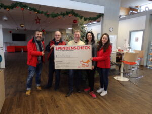 (C) zVg: Für das Tierquartier nahmen die Spende Betriebsleiter Thomas Benda und Anna Putz (Marketing) entgegen (im Bild ganz Links und rechts), Viktoria und Thomas Lamp (Mitte und rechts), Walter Kern freuten sich für die Tanzschule Lamp dem Tierquartier helfen zu können.