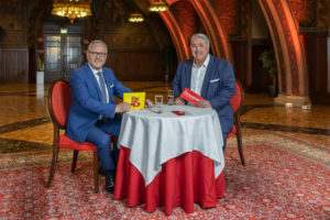 (C) Sandra Oblak: Paul Tesarek im Gespräch mit Bezirksvorsteher Ernst Nevrivy.