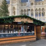 (C) Gourmet: Der Würstelstand am Wiener Christkindlmarkt am Rathausplatz ist noch bis zum 26. Dezember geöffnet.