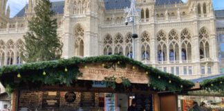 (C) Gourmet: Der Würstelstand am Wiener Christkindlmarkt am Rathausplatz ist noch bis zum 26. Dezember geöffnet.