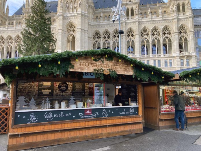 (C) Gourmet: Der Würstelstand am Wiener Christkindlmarkt am Rathausplatz ist noch bis zum 26. Dezember geöffnet.