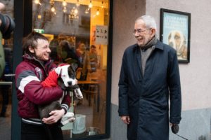 (C) Christoph Liebentritt: Alexander Van der Bellen im Gespräch mit einer neunerhaus-Nutzerin.