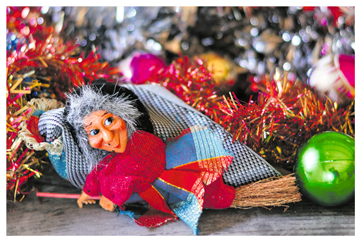 (C) iStock by Getty Images: In italien bringt Weihnachtshexe Befana den Kindern Geschenke.