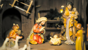 (C) iStock by Getty Images: Im alpenländischen Raum findet man häufig Weihnachtskrippen.