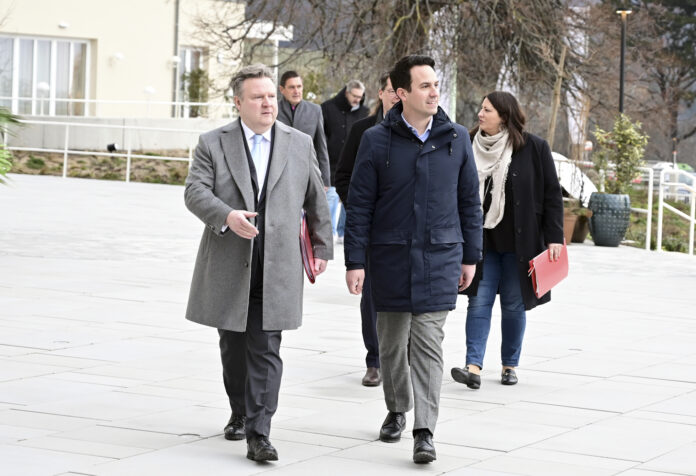 (C) Jobst/PID: Bürgermeister Ludwig mit Vizebürgermeister Wiederkehr bei der Präsentation der Ergebnisse der Regierungsklausur am Cobenzl