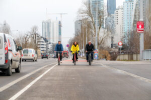 (C) PID/Fürthner: Wiens Radverkehrsbeauftragter Martin Blum, Mobilitätsstadträtin Ulli Sima und Bezirksvorsteher Ernst Nevrivy bei der Eröffnung der 1. Etappe von Wiens Mega-Radhighway.