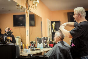 (C) Samariterbund: Grätzl-Figaro Nebojsa Kikovic greift für den guten Zweck zu Kamm & Schere.