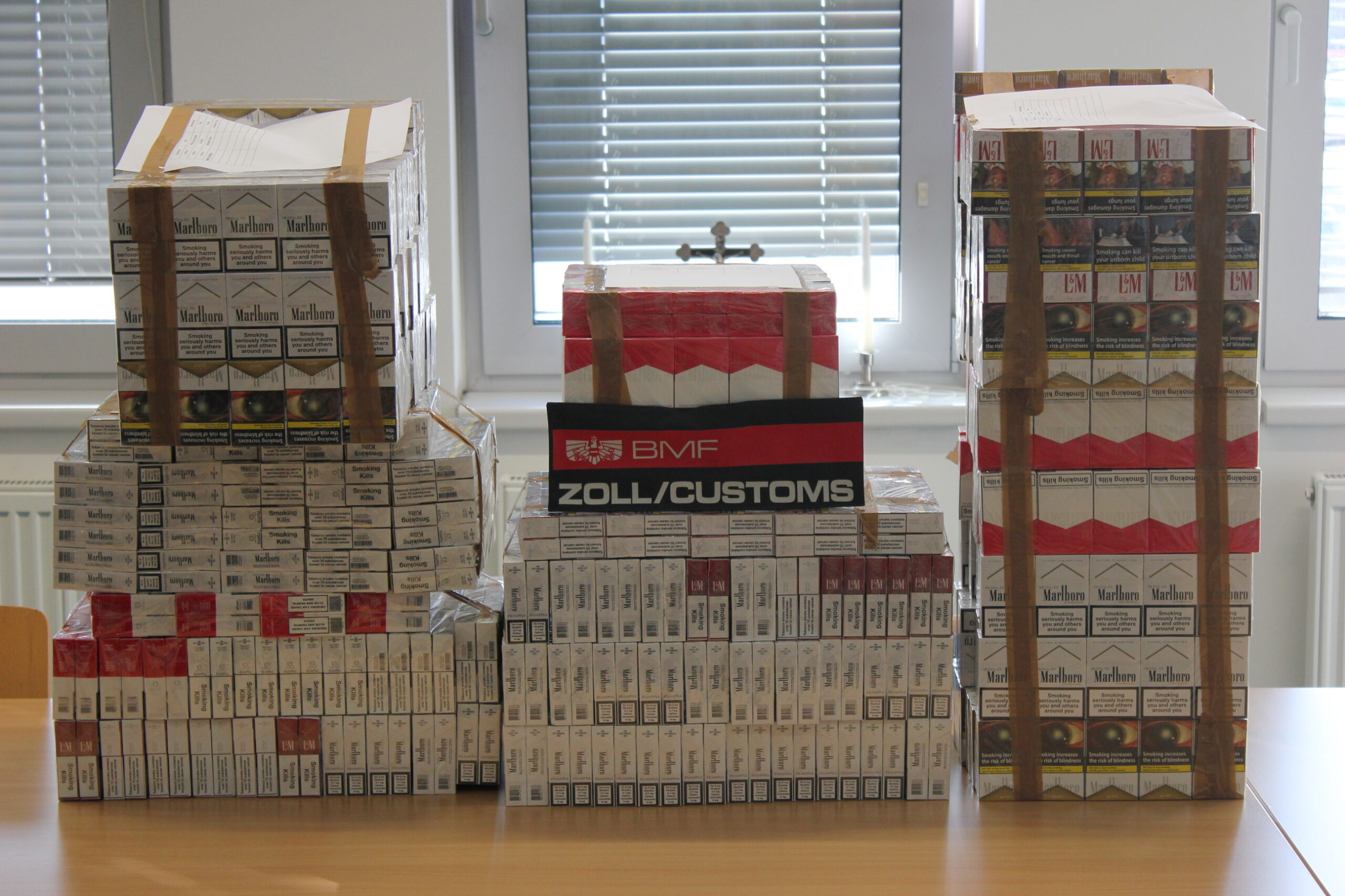 (C) BMF/Zoll: Insgesamt konnten 184 Stangen bzw. 36.800 Stück Zigaretten unterschiedlicher Marken beschlagnahmt werden.