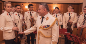 (C) BV Hietzing; Gardekapellmeister Oberst Prof. Mag. Bernhard Heher leitet das Neujahrskonzert der Gardemusikkapelle im Großen Festsaal des Hietzinger Amtshauses.