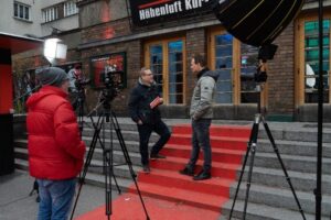 (C) W24: Stiege 24/7-Moderator Alexander Scheurer und Gernot Kulis beim Stiegentratsch.