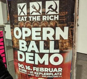 (C) KJÖ: Mit Plakaten in Wien ruft die KJÖ zur Opernballdemo auf.