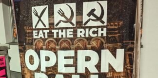 (C) KJÖ: Mit Plakaten in Wien ruft die KJÖ zur Opernballdemo auf.