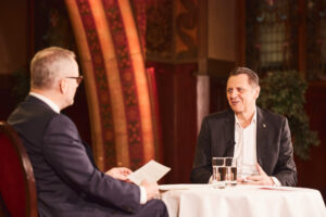 (C) Stefan Burghartt: Paul Tesarek im Gespräch mit Bezirksvorsteher Thomas Steinhart.