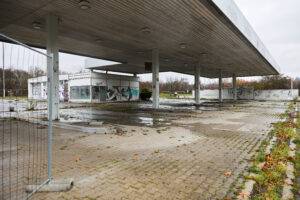 (C) Stefan Burghart: Eine aufgelassene Tankstelle "ziert" die Fläche.