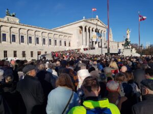 (C) zVg: Viel Geduld müssen die Besucherinnen und Besucher des renovierten Parlamentsgebäudes mitbringen.