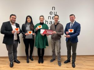 (C) zVg: BR Cappar Hajo, BRin Ema Dumani, Barbara Kumer (neunerhaus), BR Robert Boden, Gemeinderat Marcus Schober bei der Spendenübergabe.