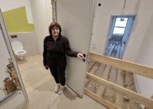 (C) Zwickl: Mieterin Eva Landl will die Wohnung nicht aufgeben. Jetzt muss endlich saniert werden.