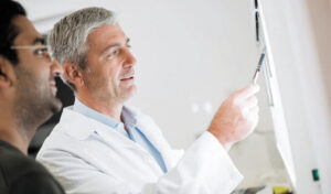 (C) EKH/M. Knapp: Prim. Dr. Thomas Müllner operiert im Evangelischen Krankenhaus bei Knorpelschäden im Knie nach der neuen Methode.