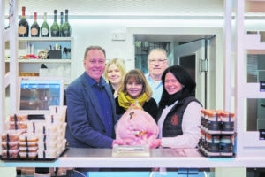 (C) Burghart: Unternehmerfamilie Gissinger-Fröhlich freuen sich über den prominenten Besuch.
