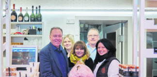 (C) Burghart: Unternehmerfamilie Gissinger-Fröhlich freuen sich über den prominenten Besuch.