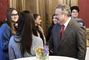 (C) C.Jobst/PID: Bürgermeister Michael Ludwig empfing am Montag jene Schulklasse, an die Waldhäusl seine umstrittenen Aussagen gerichtet hat.