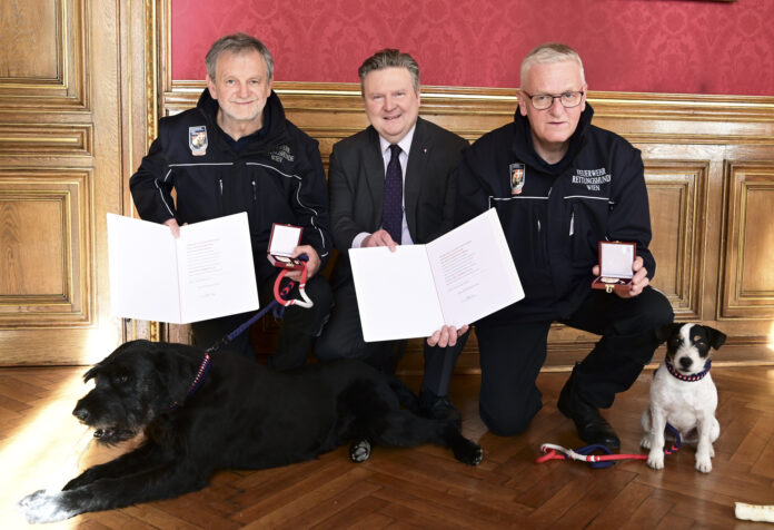 (C) C.Jobst/PID: Bürgermeister Michael Ludwig, Joachim Brandlhofer (re.) und Günter Obermayer mit ihren Hunden Arwed und Bo.