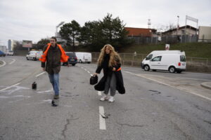 (C) Letzte Generation: Auf den Verteilerkreis verschütteten die Aktivisten schwarz gefärbtes Speiseöl.