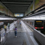 (C) Helmer M./bildstrecke.at: In einer Vitrine in der U-Bahn-Station U3 Volkstheater ist ein Stück eines Mammutzahnes ausgestellt.