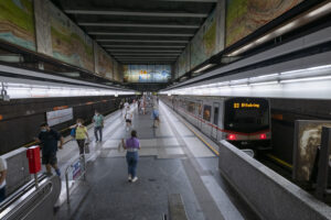 (C) Helmer M./bildstrecke.at: In einer Vitrine in der U-Bahn-Station U3 Volkstheater ist ein Stück eines Mammutzahnes ausgestellt.