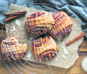 (C) Das Tortenstudio: Ob liebevoll designte Torten oder die köstlichen Zimtschnecken – das Tortenstudio bietet auch veganen Genuss auf höchstem Niveau.