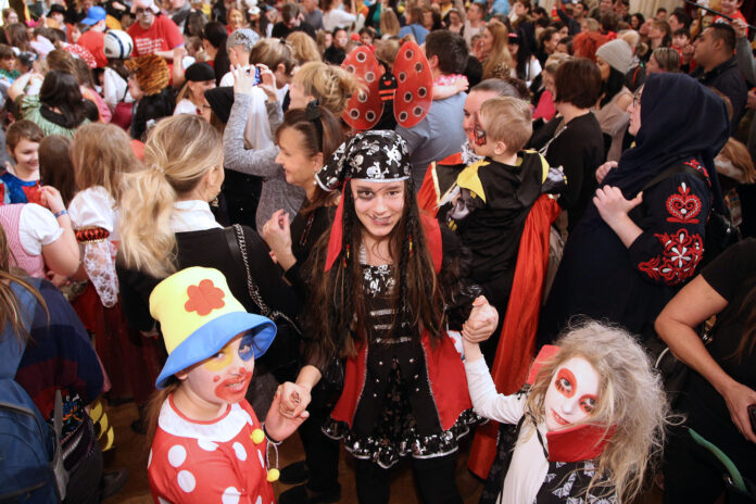 (C) Votava: Die Kinderfreunde freuen sich auf viele bunte Kostüme.