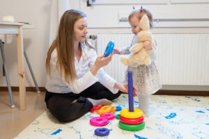 (C) KWP: Eine von 120 ukrainischen Familien, die in einem der Häuser zum Leben temporär Obdach gefunden haben.