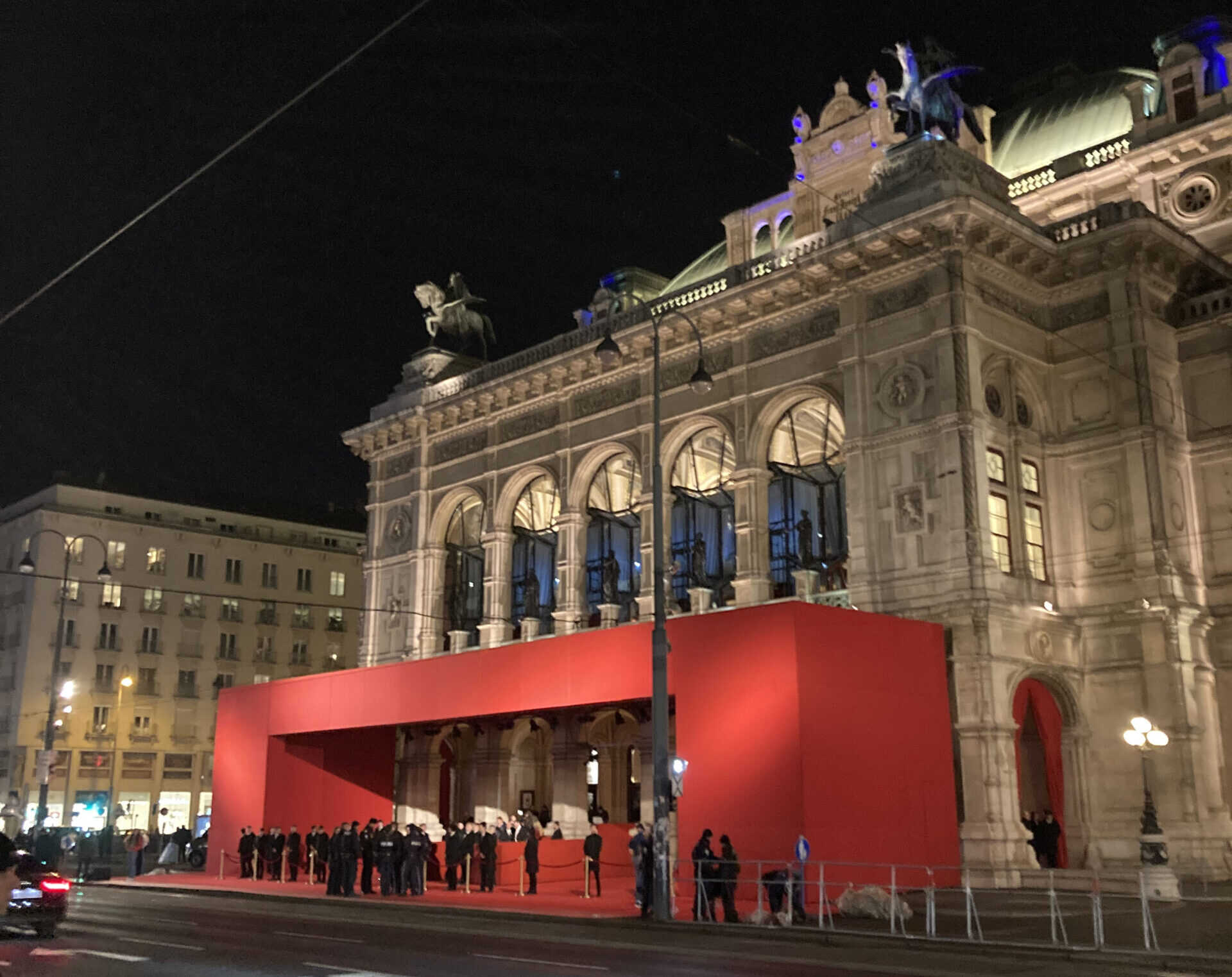 Opernball II: Proteste gegen Prunk in Krisenzeiten!