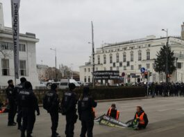 (C) zVg: Klimaaktivisten der Letzten Generation klebten sich im Bereich Secession auf die Straßen.
