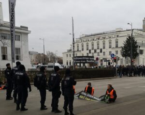 (C) zVg: Klimaaktivisten der Letzten Generation klebten sich im Bereich Secession auf die Straßen.