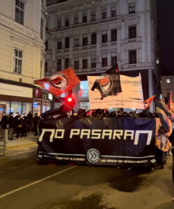 (C) WBB: Der Schwarze Block steht an der Spitze der Demo.